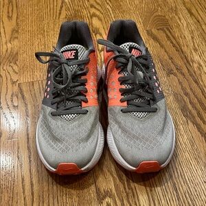Nike women’s size 10 Athletic Shoes in Gray and Salmon zoom span
